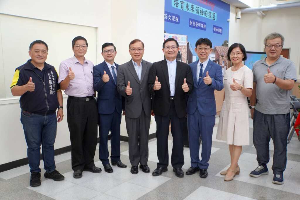 ▲愛因斯坦國中大葉校區啟用典禮，師長貴賓合影。（大葉大學提供）