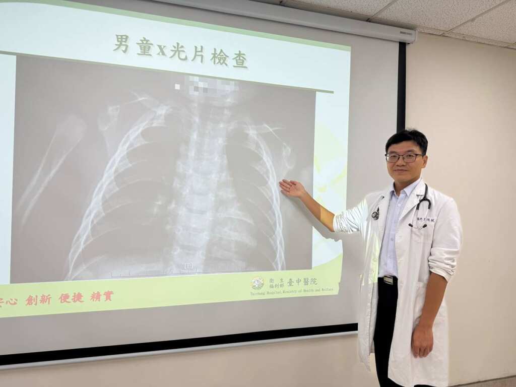 ▲衛生福利部台中醫院小兒科李德敏主任說明,九月男童感染致死率高達三成以上的血清型肺炎鏈球菌,到院時X光片卻仍清澈,未因感染白成一片。(台中醫院提供)