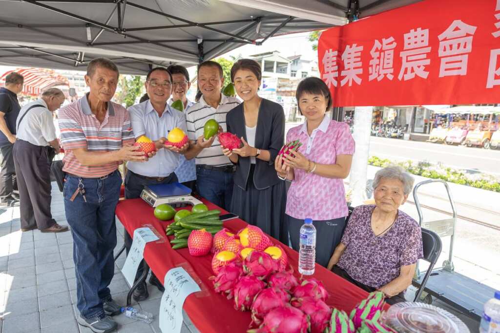 ▲集集鎮農會13日於集集火車站旁的星雨廊道，辦理114年度嘉惠農民事業計畫-南投縣優質紅龍果品質評鑑頒獎暨農特產品展售活動。