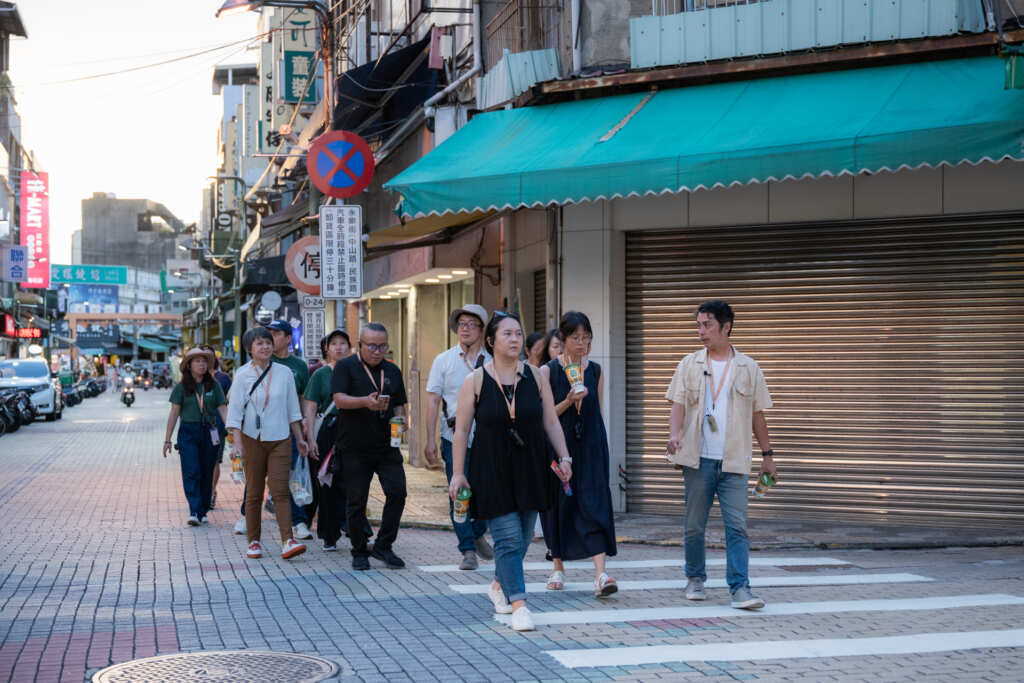 ▲由旅庫邱明憲帶領大眾走入彰化市街走訪有料100各式地景。(白色方塊工作室提供)