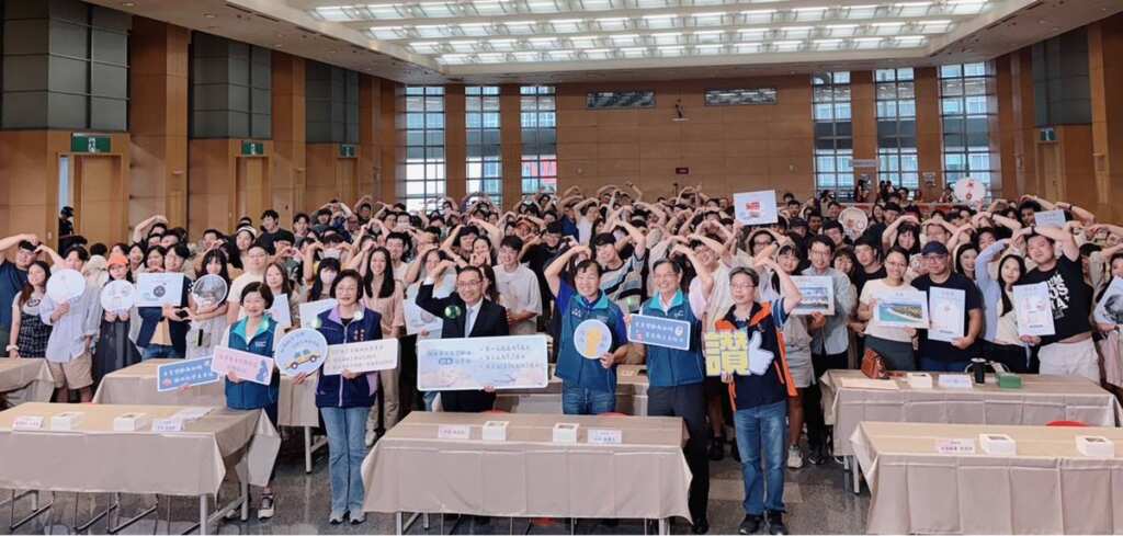 ▲新北市長侯友宜與出席2025新北市聯合婚禮新人說明會新人合影。