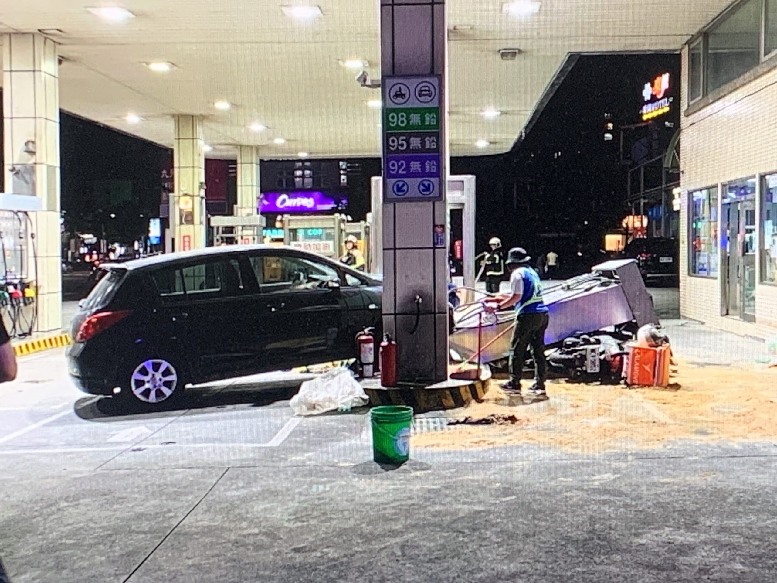 【有片】龜山汽車暴衝!加油機被撞倒壓住騎士 員工抱頭嚇傻 S 397139975 scaled