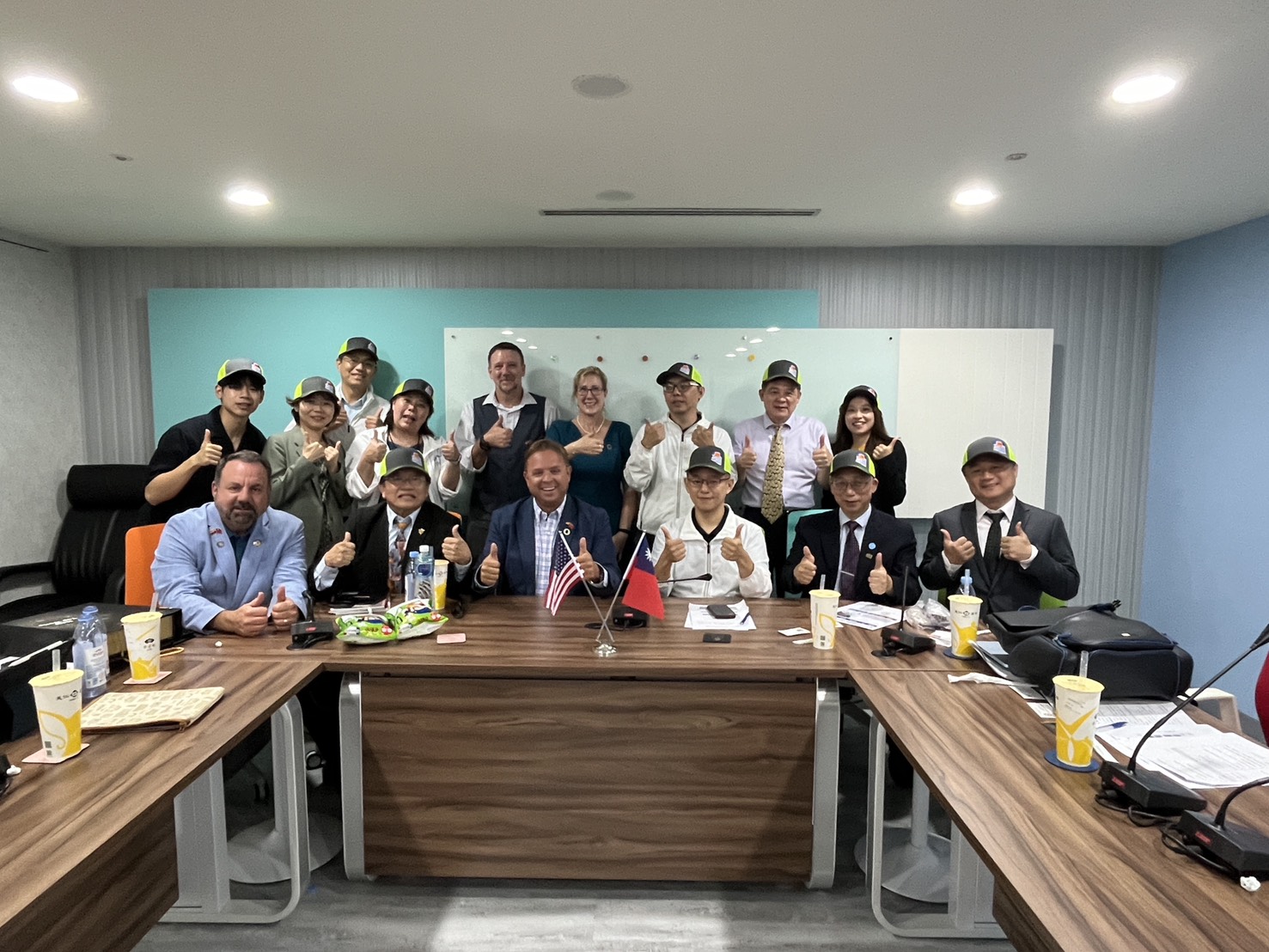 台灣學聯(Taiwan Aeon Corporation)攜手美國亞利桑那州產官學科技及半導體參訪團,並與國際創新創業發展協會共同拜會新北市政府教育局。(圖/記者翻攝)