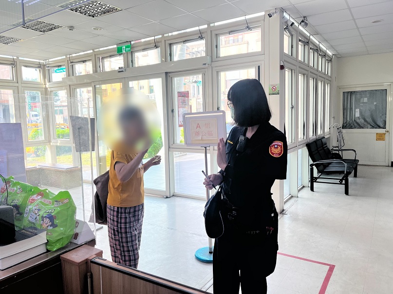 ▲員警耐心協助居中牽線,順利實現婦人的小小心願。