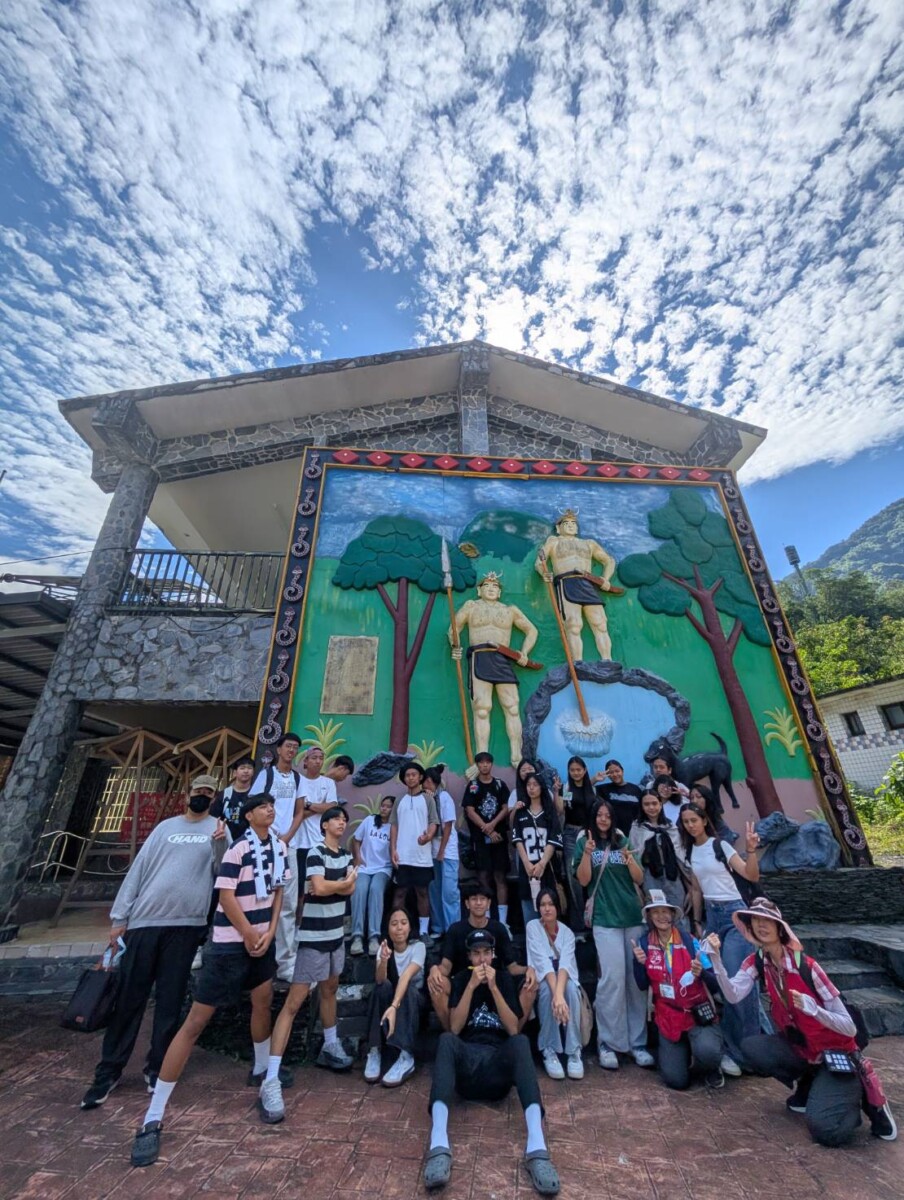▲屏北高中小清華學校走進茂林金色收穫祭,體驗小米文化共築族群認同。