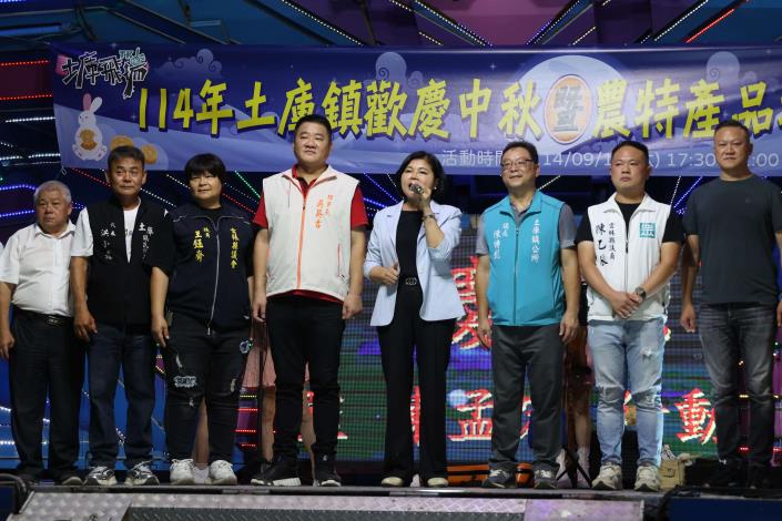▲張麗善縣長出席土庫中秋活動,力推雲林零瘦肉精豬肉。(記者劉春生攝)