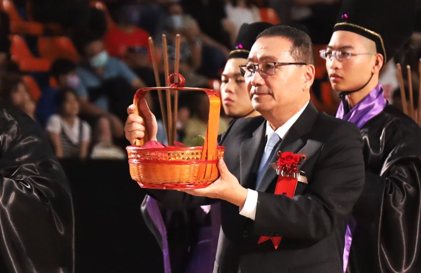 藝術化饗宴祭孔 新北沉浸式禮樂傳遞尊師重道精神 1 《圖說》侯友宜市長獻祭 為新北祈福。〈教育局提供〉