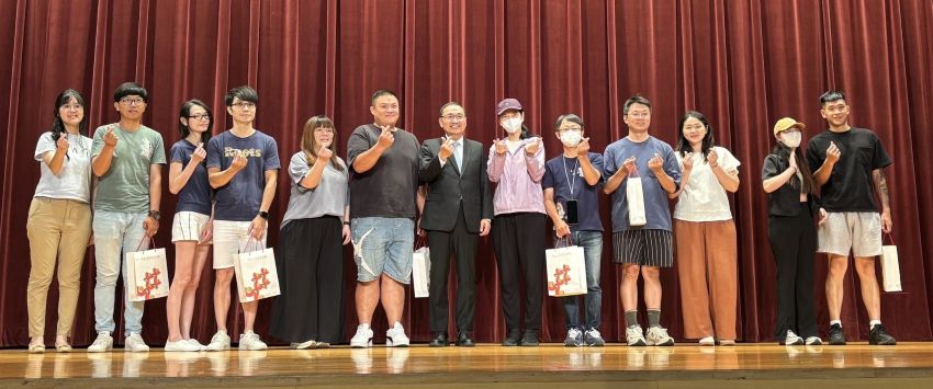 《圖說》侯友宜市長與出席2025新北市聯合婚禮新人說明會新人合影，前排右三民政局長林耀長、右二主秘莊茂坤、左二社會局長李美珍。〈民政局提供〉