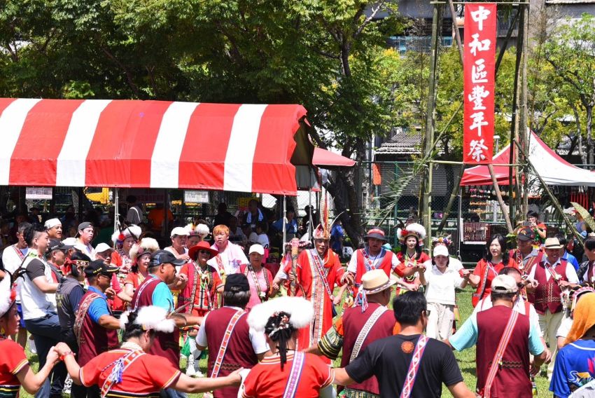 寓教於樂族群共榮 中和原民歲時祭儀熱鬧登場 2 《圖說》中和區114年度「原住民族歲時祭儀」活動,教育其惜福感恩、敬老尊賢之倫理道德觀念。〈中和區公所提供〉