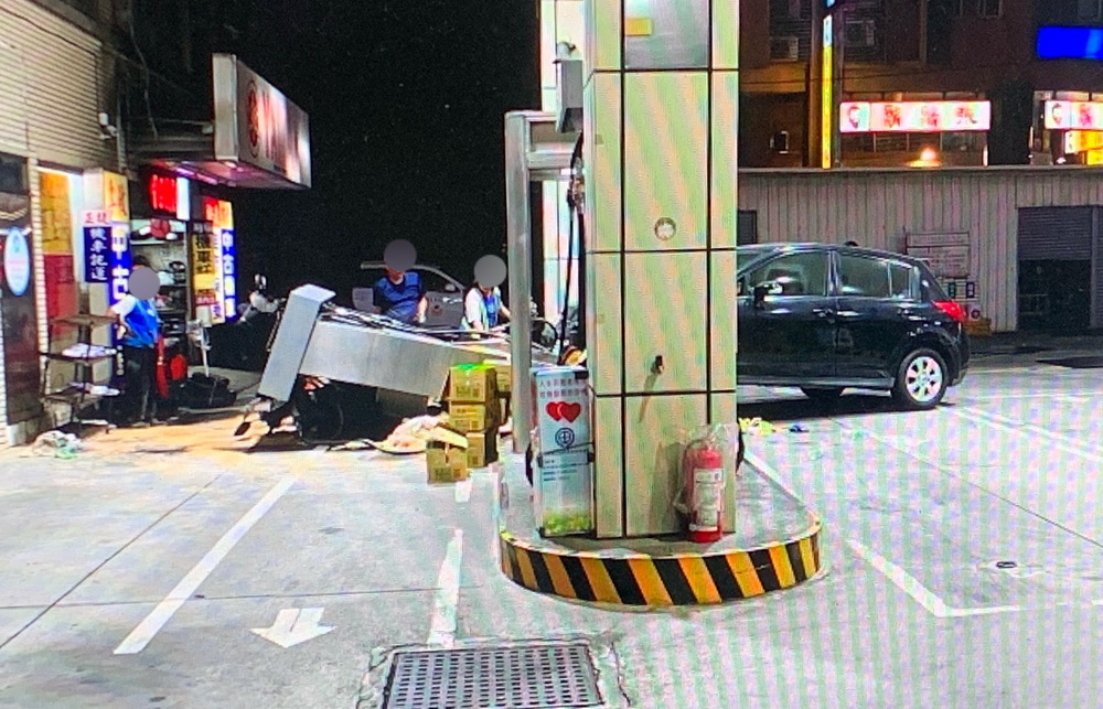 桃園龜山區加油站驚魂 車撞加油機倒塌兩人輕傷