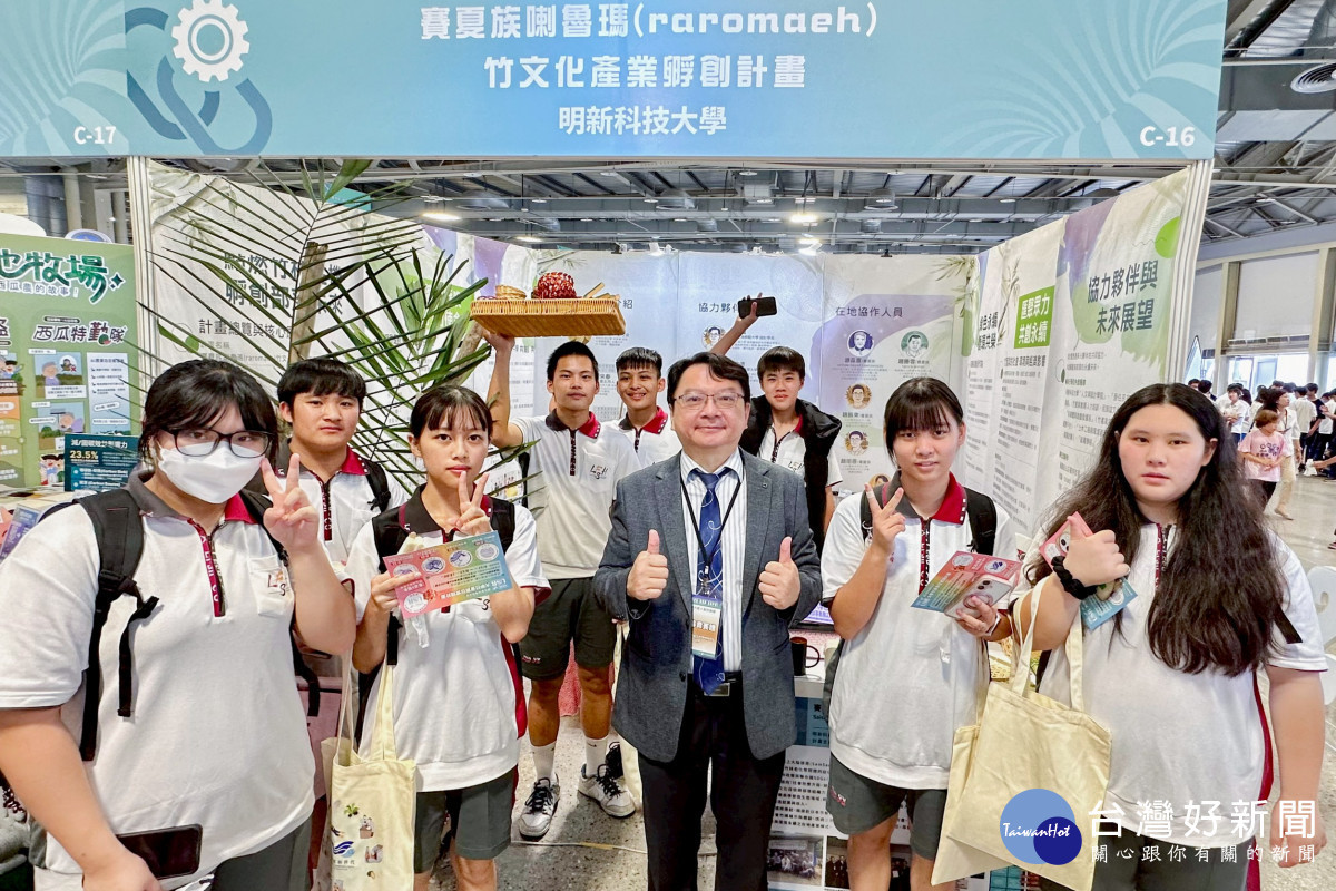 參訪USR展的高中生,對竹文化產業孵創展現高度興趣。