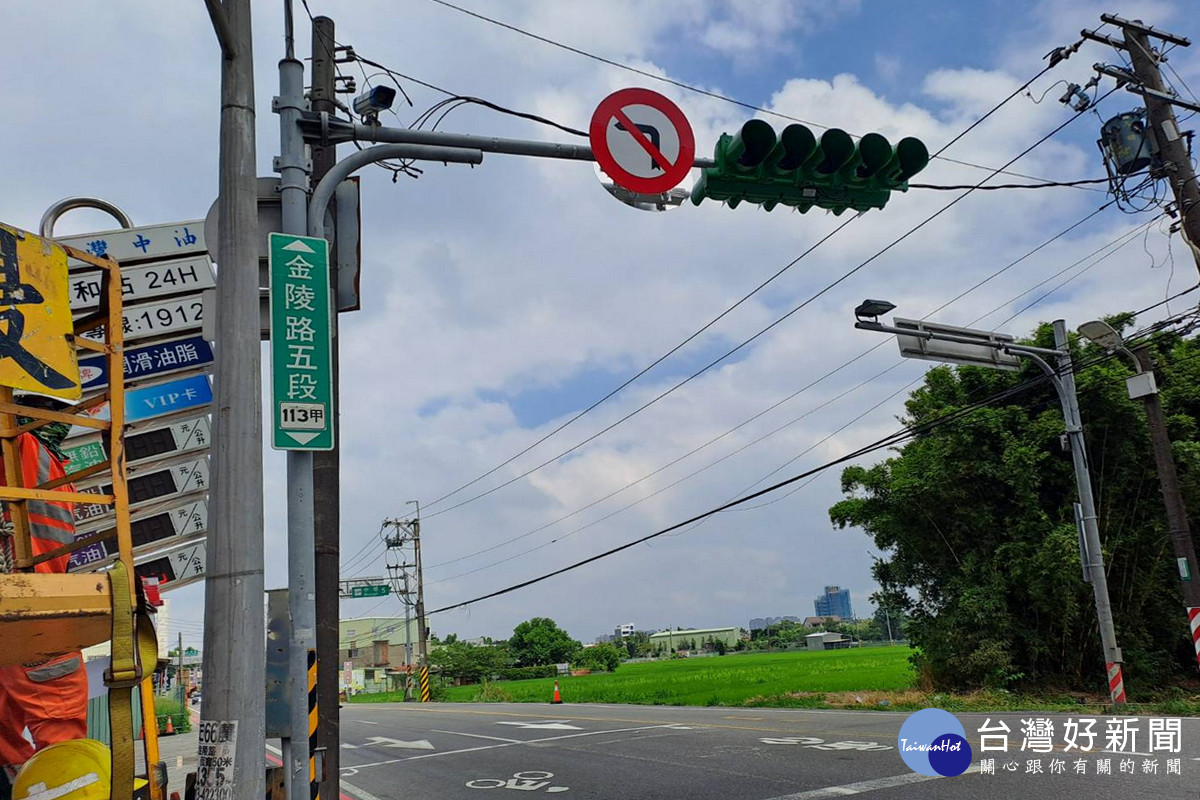 為降低交通事故,平鎮區金陵路五段與快速路一段路口雙向全日禁止左轉。