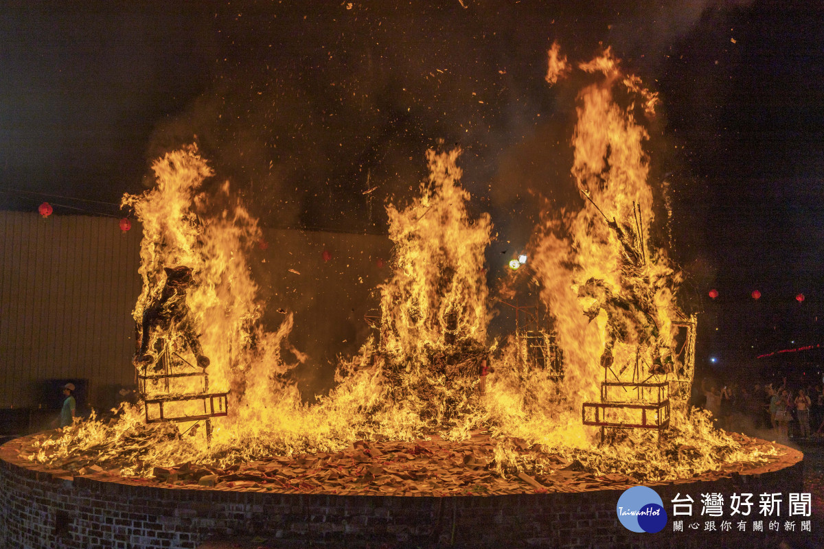 嘉義縣民雄大士爺祭14日深夜舉行恭送大士爺「火化升天」儀式／嘉義縣府提供