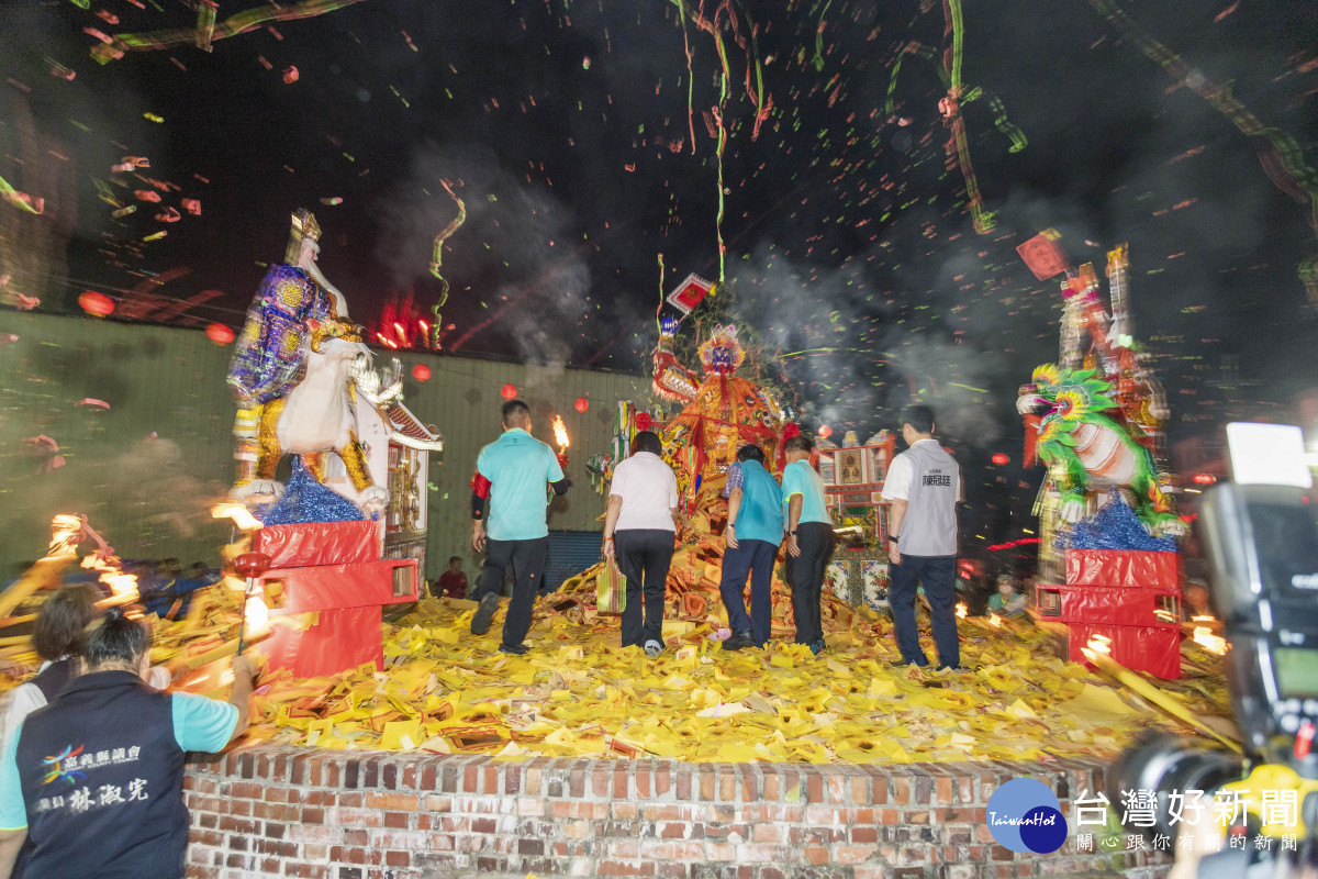嘉義縣民雄大士爺祭14日深夜舉行恭送大士爺「火化升天」儀式/嘉義縣府提供