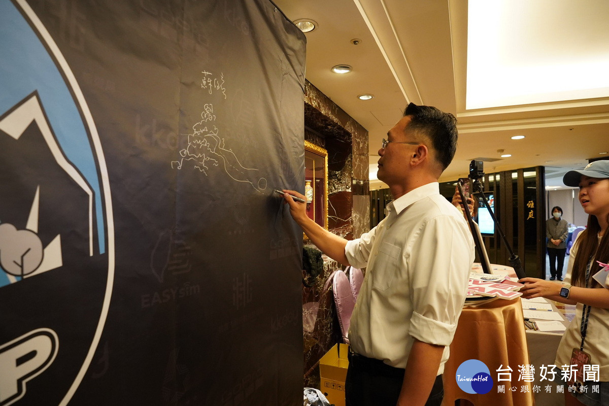 桃園市副市長蘇俊賓出席「住桃園很可以！GoPro Creator Camp」記者會時簽名。<br /><br /> 