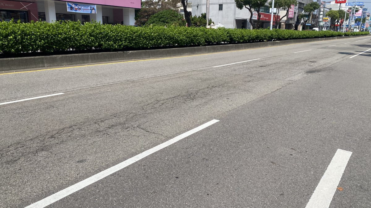 台1乙線中清路三段路面坑洞、龜裂嚴重。