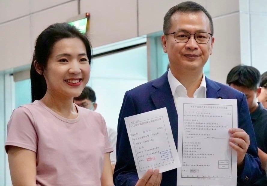 羅智強今天由徐巧芯陪同,一起到黨部領表參選下屆黨主席。翻攝羅智強臉書