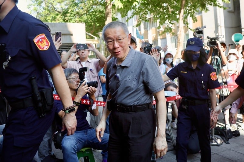京華城案被告柯文哲、應曉薇，北院訂於15日上午10時重開羈押庭，圖為前台北市長柯文哲（中）穿著印有KP字樣的灰色POLO衫現身法院。 中央社