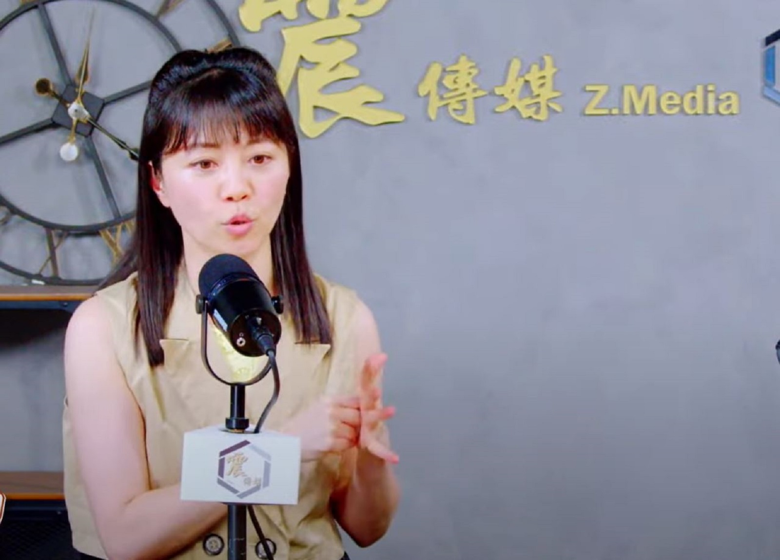 前立委高嘉瑜15日在網路直播節目鬆口,2026她會原則上會選,但賣關子稱「選什麼?大家拭目以待」。翻攝Z.Media震傳媒YT頻道