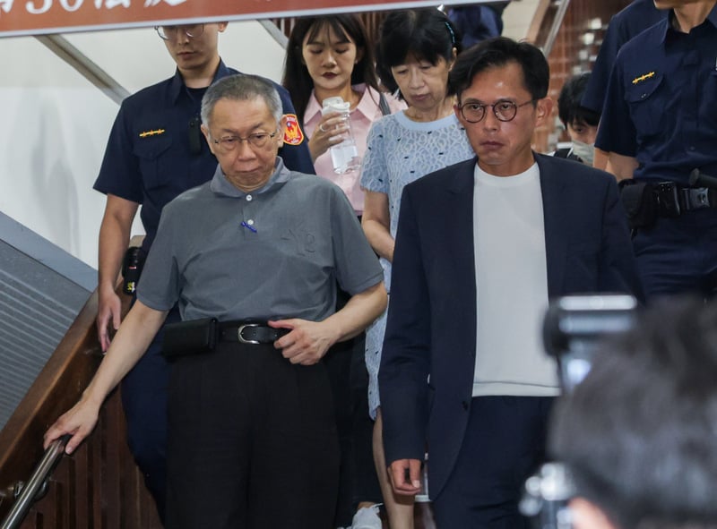 北院15日重開羈押庭後,再度裁定柯文哲、應曉薇交保,且維持原交保金額。柯文哲(前左)晚間面色凝重離開法院。中央社