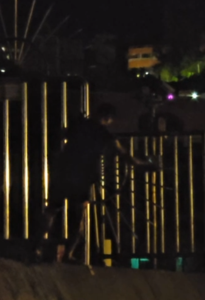農曆七月夜!西子灣驚見男子拆鐵欄杆 民眾嚇喊「詭異」