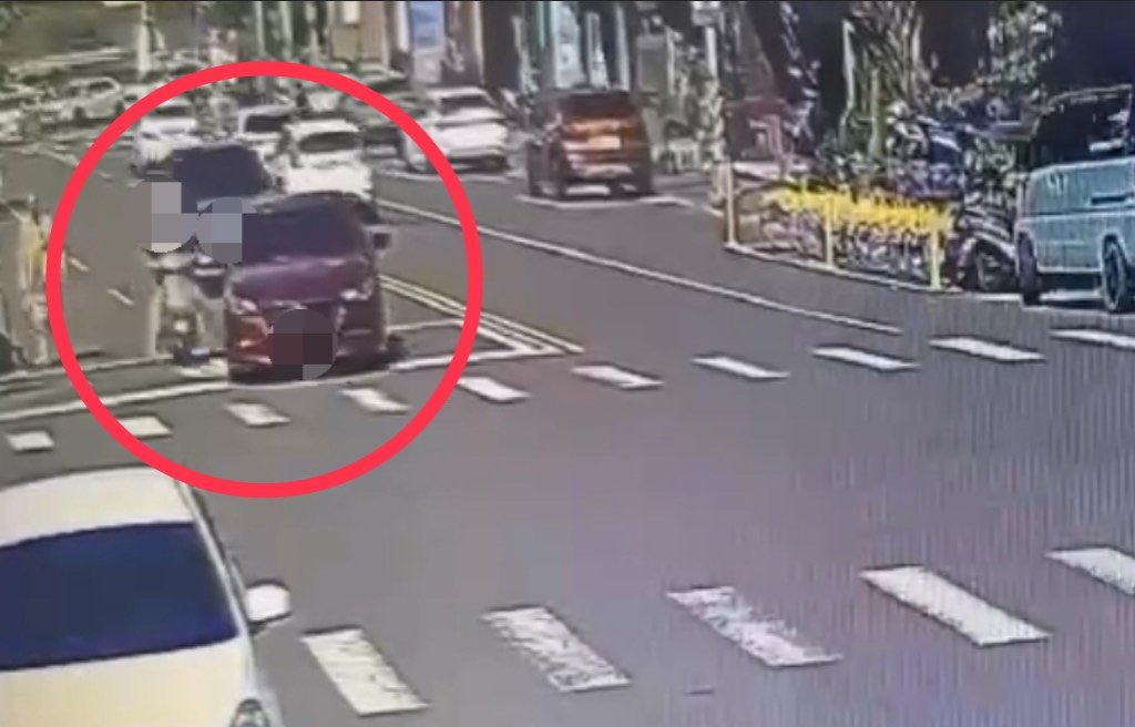 高雄裕誠路車禍!轎車右轉與機車相撞-女騎士四肢擦傷送醫