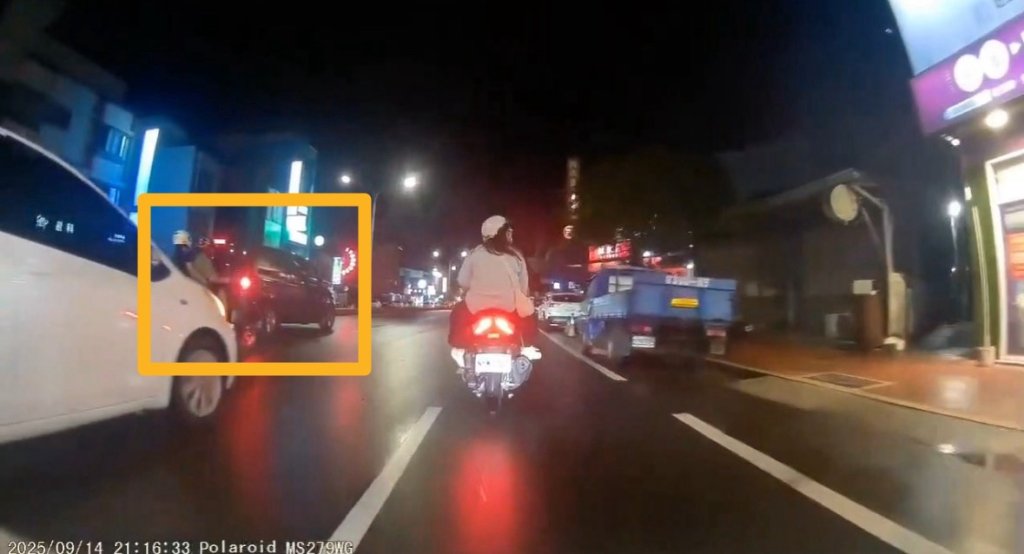 不滿機車突切車道險害撞還按喇叭-賓士車不爽怒追攔車-火爆場面曝