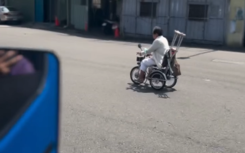 影/高雄高速婆婆!騎三輪電動輪椅路上狂飆 目擊民眾驚:a椅86