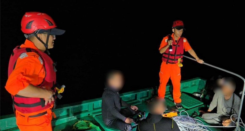陸船趁夜越界東沙水域施放小舟  海巡艦艇合圍登檢扣留1艘小舟