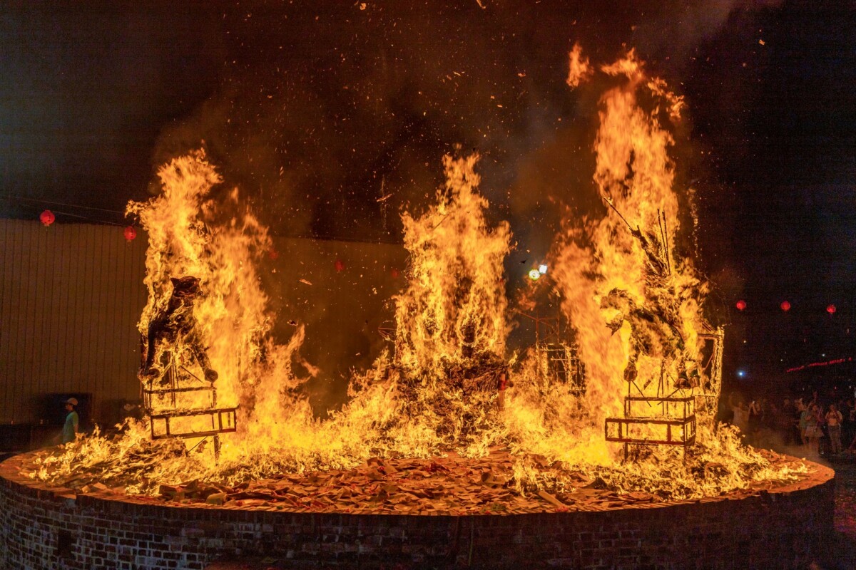 嘉義縣民雄大士爺祭,吸引來自各地數以萬計信眾,大士爺在萬眾簇擁下火化升天,場面盛大而莊嚴、熱鬧。(圖/嘉義縣政府提供)