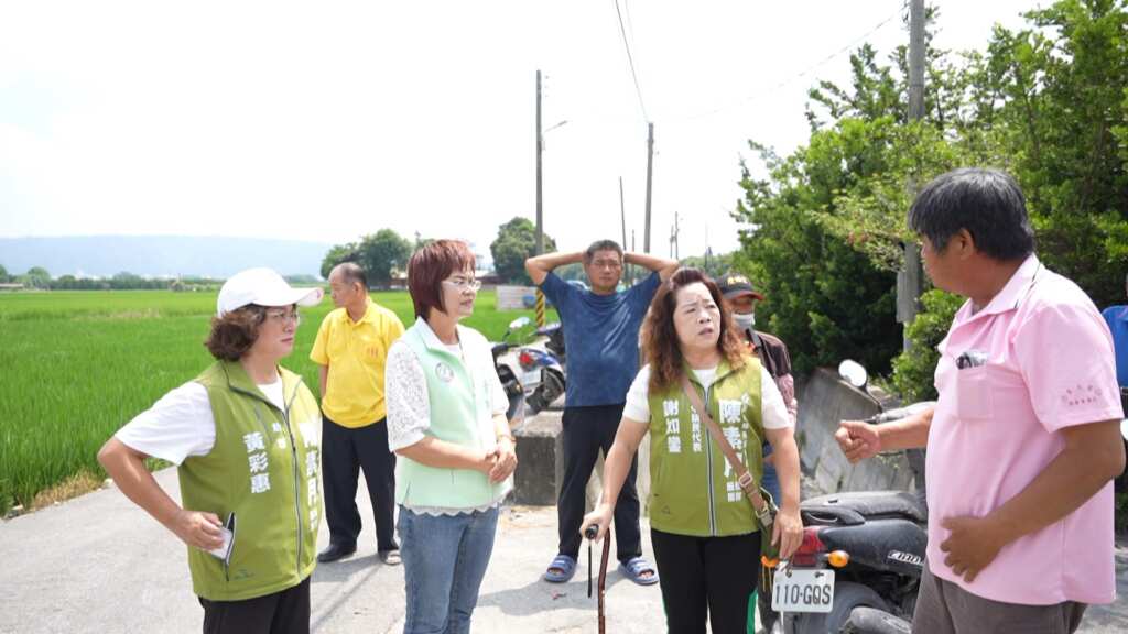 ▲立法委員陳素月接獲農友陳情,今日早上趕赴彰化縣三民農地重劃區農水路工程會勘,看見農友辛苦耕作的稻作,在即將收成之際,卻因大型機械頻繁進出而遭到大舉破壞,非常不捨。(陳素月立委提供)