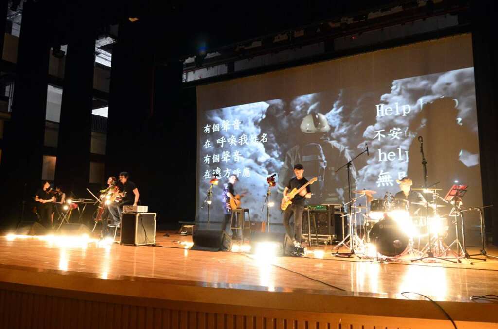 ▲玫瑰墓樂團辦「搖滾生命音樂會」。