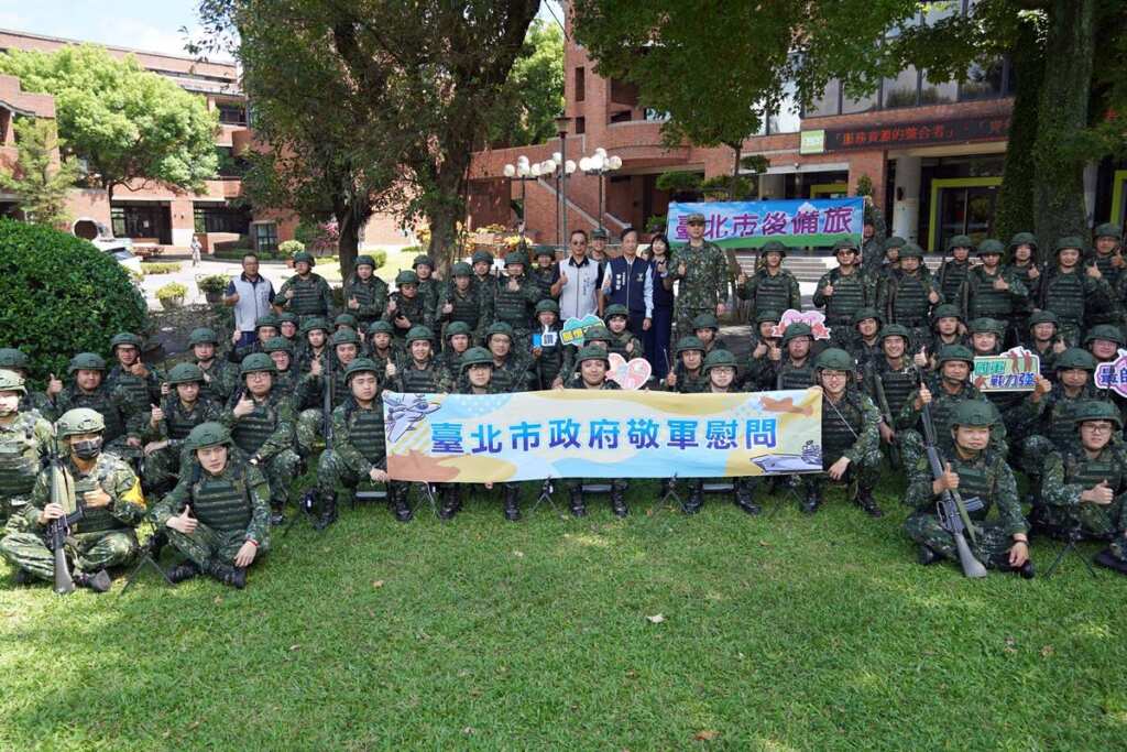 ▲臺北市政府慰問團與市籍應召員合影。