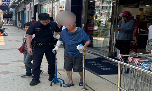 暖心守護   老翁購物體力不支　楠梓警即刻相助送返家