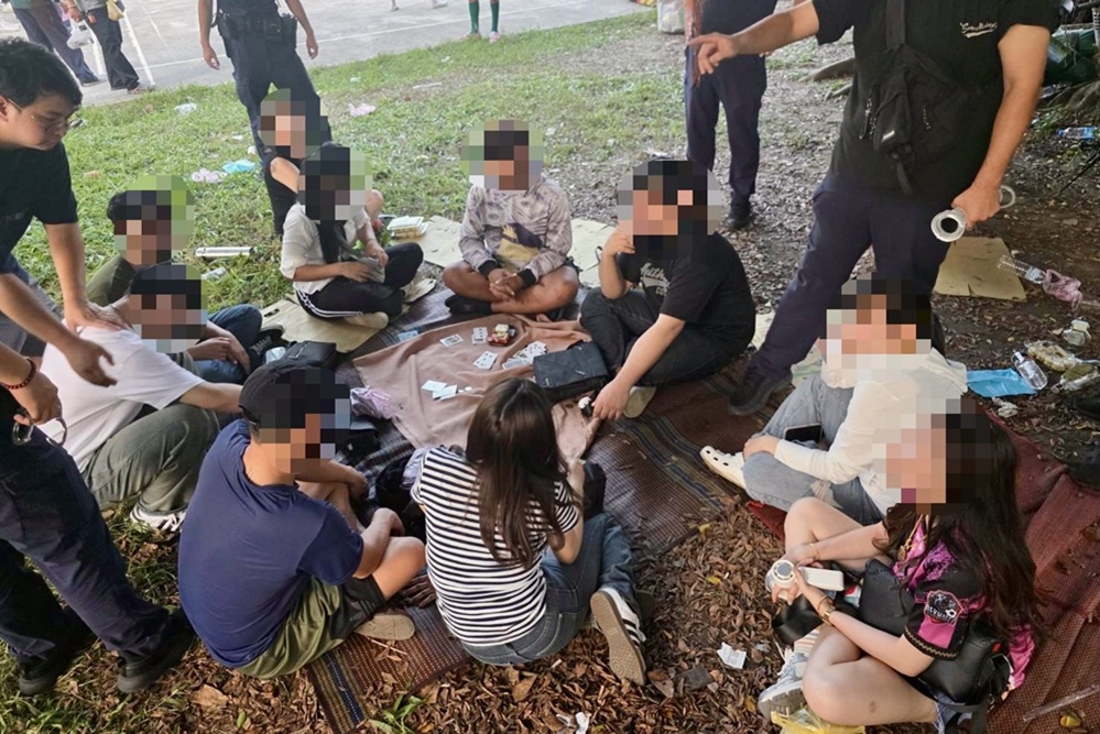 外籍移工露天聚賭 警逮14人查扣28萬元賭資 216 cnews204250915a04