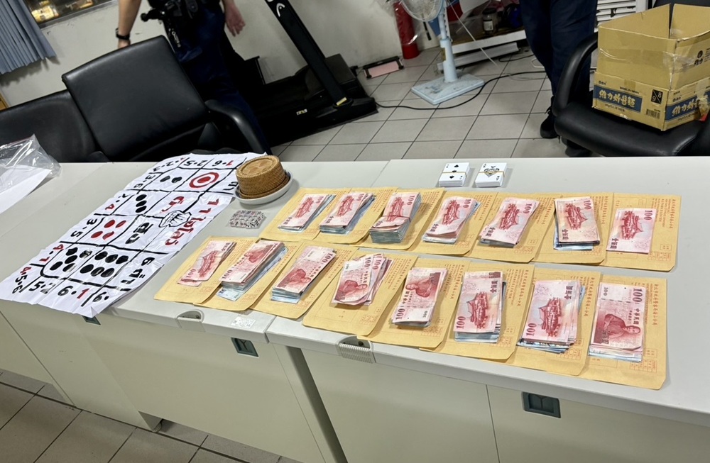 外籍移工露天聚賭 警逮14人查扣28萬元賭資 217 cnews204250915a05