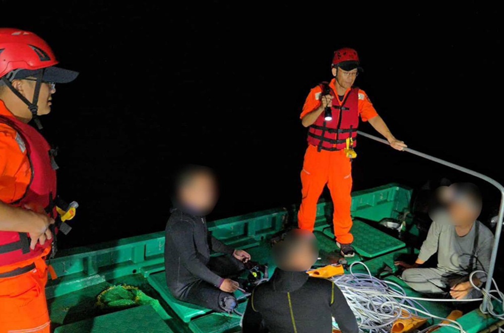 中籍船隻趁夜越界放小舟 海巡艦艇合圍登檢扣留1艘 216 cnews204250915a08