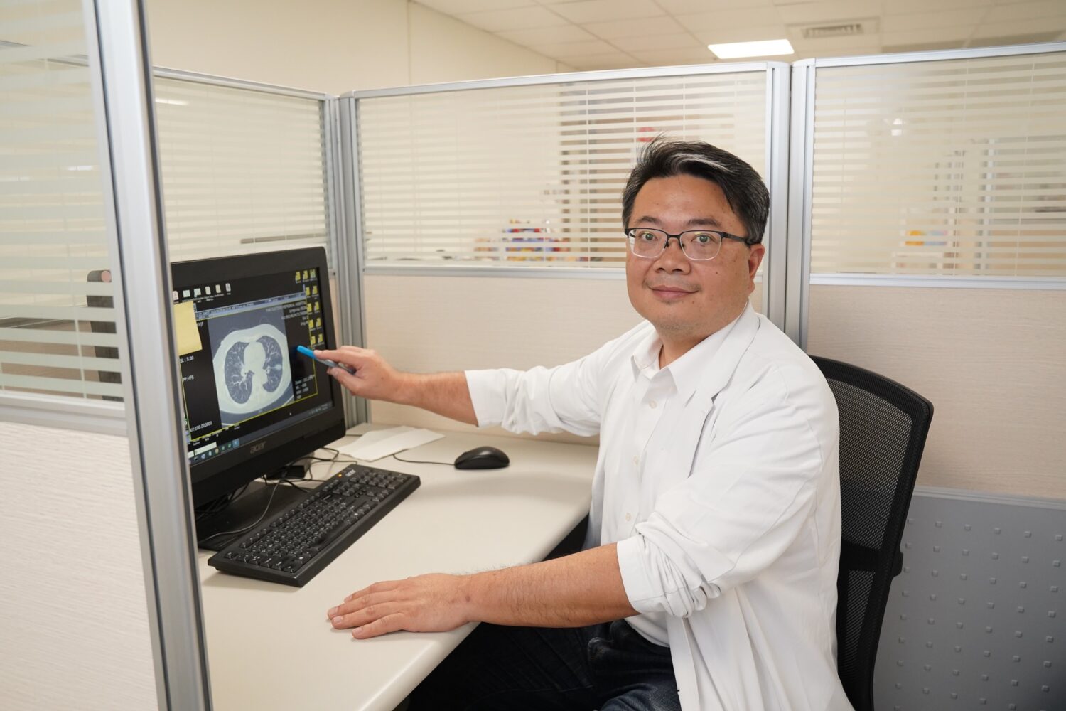 中國醫藥大學新竹附設醫院胸腔外科謝義山醫師,說明患者肺結核病史造成淋巴硬化與血管沾黏,增加手術難度。(圖/記者張家燁翻攝)
