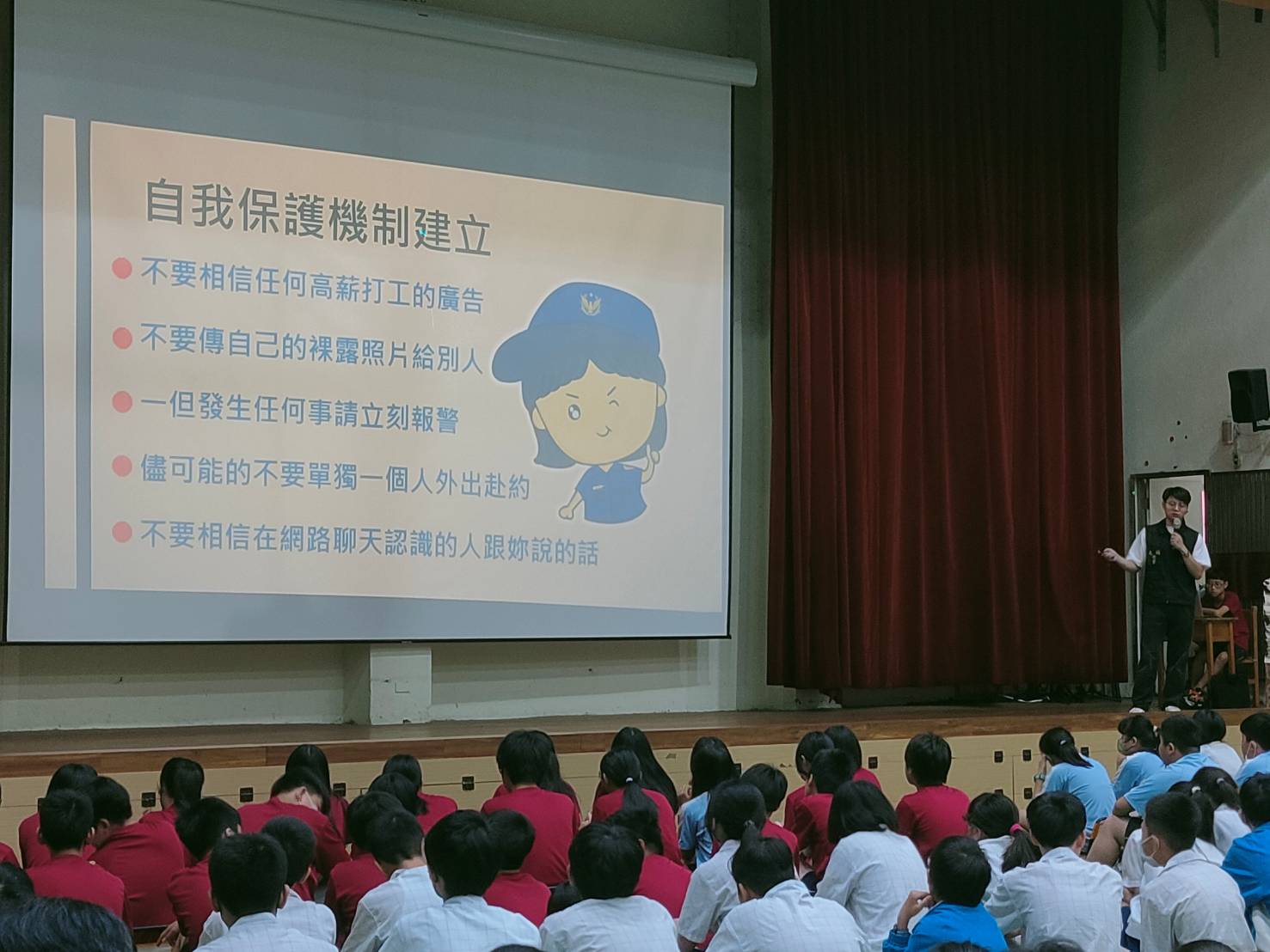 臺北市警局大同分局宣導團以輕鬆互動的方式，將「防詐、反毒、正確交友」等觀念傳遞給在場的忠孝國中師生。