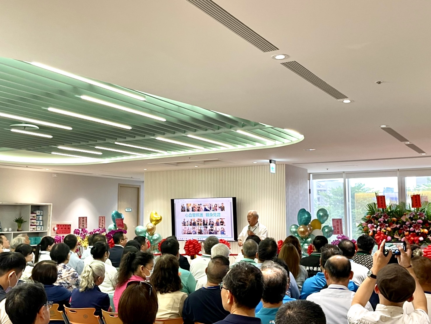 康博診所竹北新館開幕茶會中，現場安排醫療特色簡報與抗衰老專題分享，來賓聚精會神聆聽，座無虛席。（圖／記者林照東攝）