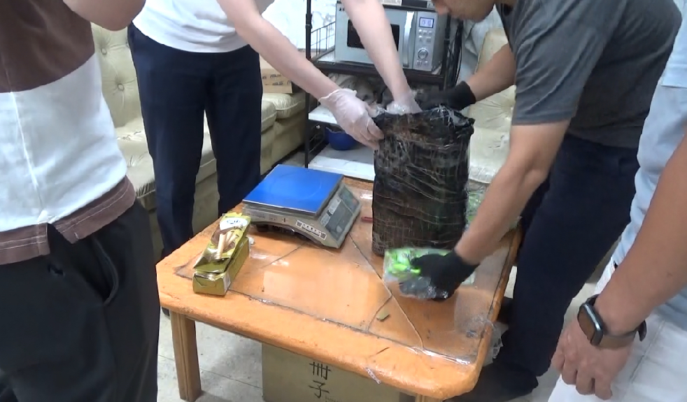 台北關所查扣夾藏毒品的國際郵包。(記者徐煜勝翻攝)