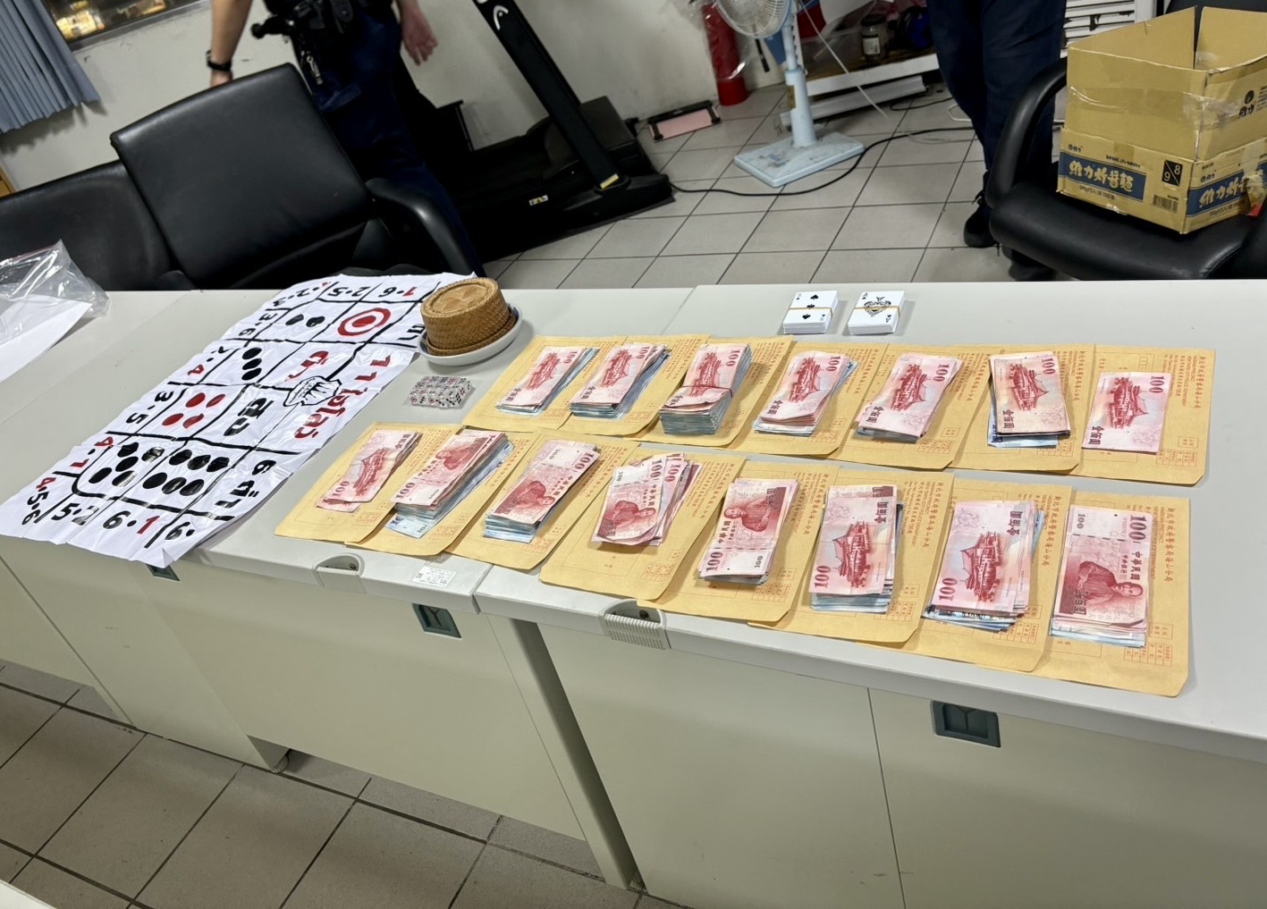 警方現場查扣賭資賭具。(記者徐煜勝翻攝)
