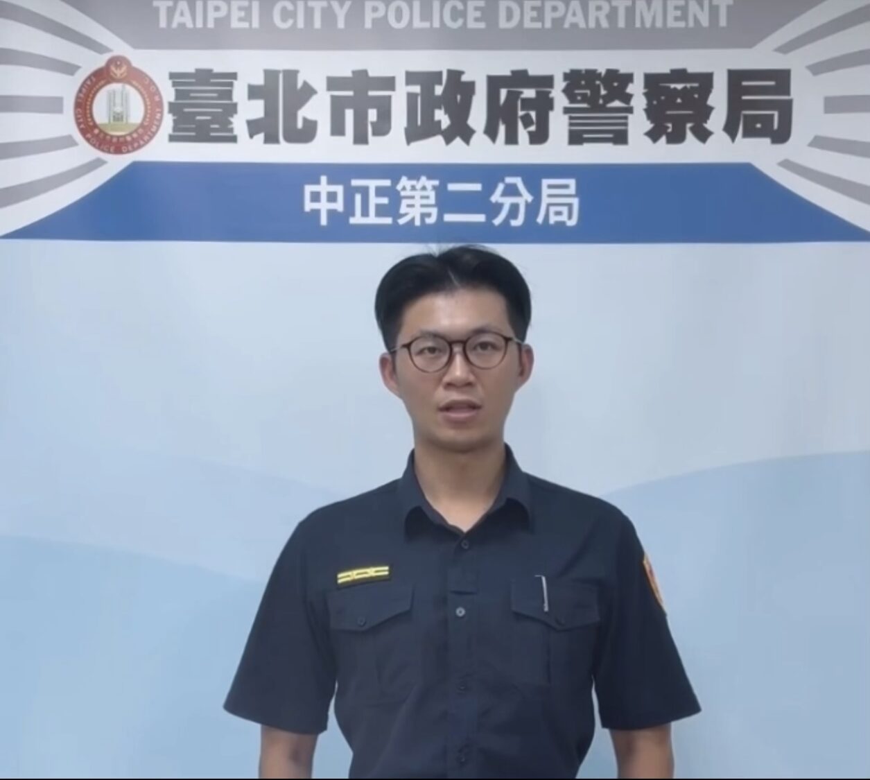 思源街派出所所長陳永晉說明畫面。(圖/記者 張泓笙翻攝)