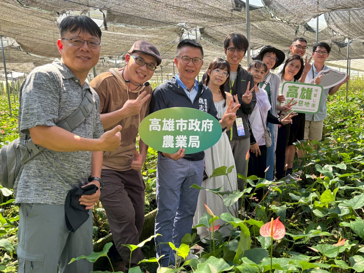 ▲民眾走進「吉貓農園」花園尋芳,並親手DIY製作火鶴花水苔球,高雄市政府農業局長姚志旺(上圖中)到場與民眾同樂。