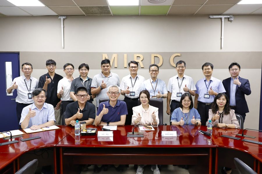 ▲金屬中心與成大資源系交流合影。