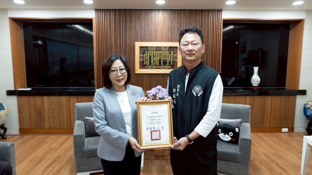 ▲23天募資成功！高雄塑膠製品公會捐贈復康巴士，康裕成議長（左）頒感謝狀予許銘盛理事長（右）。