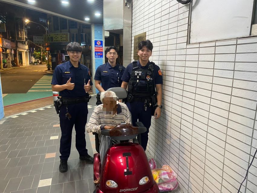 代步車沒電停擺路口 板橋警助7旬翁脫困返家 1 《圖說》後埔所警員陳俊宇、陳品豪、陳柏勳先行將陶翁帶返派出所休息,並協助為其代步車充電。〈板橋分局提供〉