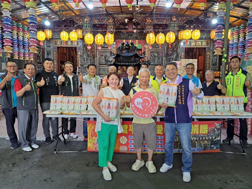 兩宮廟響應新北愛心大平台捐普渡物資 1 《圖說》三重雲林同鄉會社福委員會副主委吳金燕、林水生(前排左起)代表捐贈平安米,由社會局主任秘書黃逢明〈右一〉代收。〈社會局提供〉