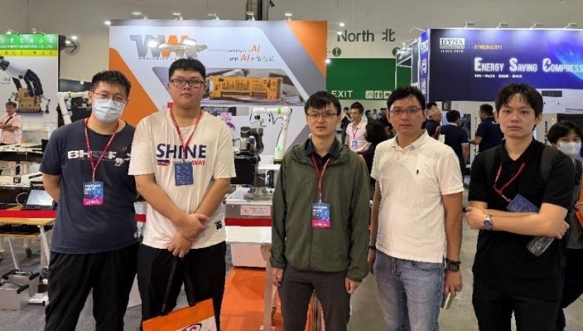 2025台北國際自動化工業大展 龍華機器人系統整合團展現實力 1 《圖說》龍華科大機械系沈志陽老師與研究生周禹廷於台灣智慧自動化與機器人協會(TAIROA)產學合作專區。〈龍華科大提供〉