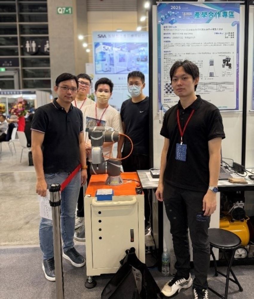 2025台北國際自動化工業大展 龍華機器人系統整合團展現實力 2 《圖說》龍華科大機械系研究生張宸愷出席台灣智慧自動化與機器人協會(TAIROA)產學合作展。〈龍華科大提供〉